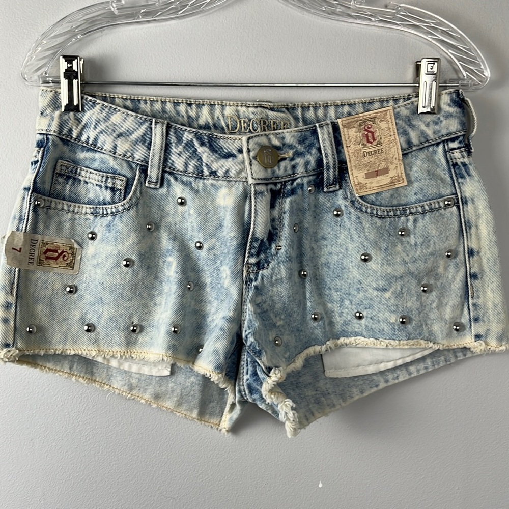 NWT Degree frayed denim shorts with studs SIZE 7 100% COTTON  RIGID